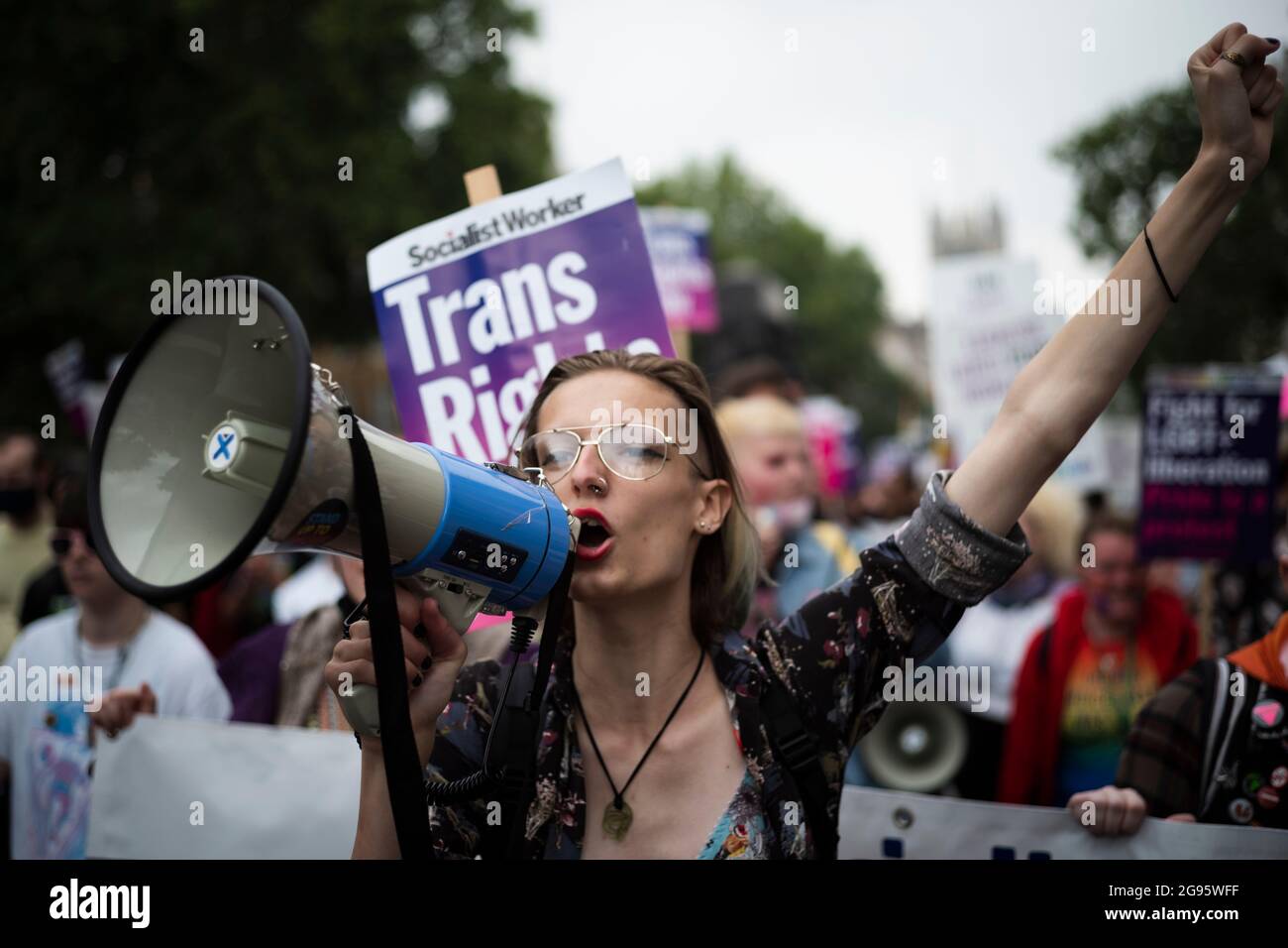 Londra, Inghilterra, 24 luglio 2021. I manifestanti si riuniscono sulla Piazza del Parlamento di Londra per sensibilizzare le persone LGBTQ sui problemi che oggi devono affrontare. Foto Stock