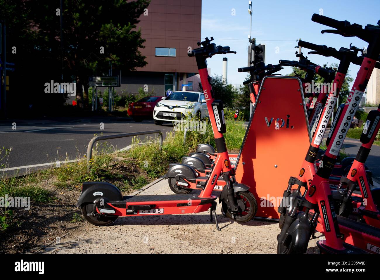 Noleggio di voi e-scooters in prova nel centro di Southampton per portare un modo ecologico di non emissione di persone di viaggiare per la città. Foto Stock