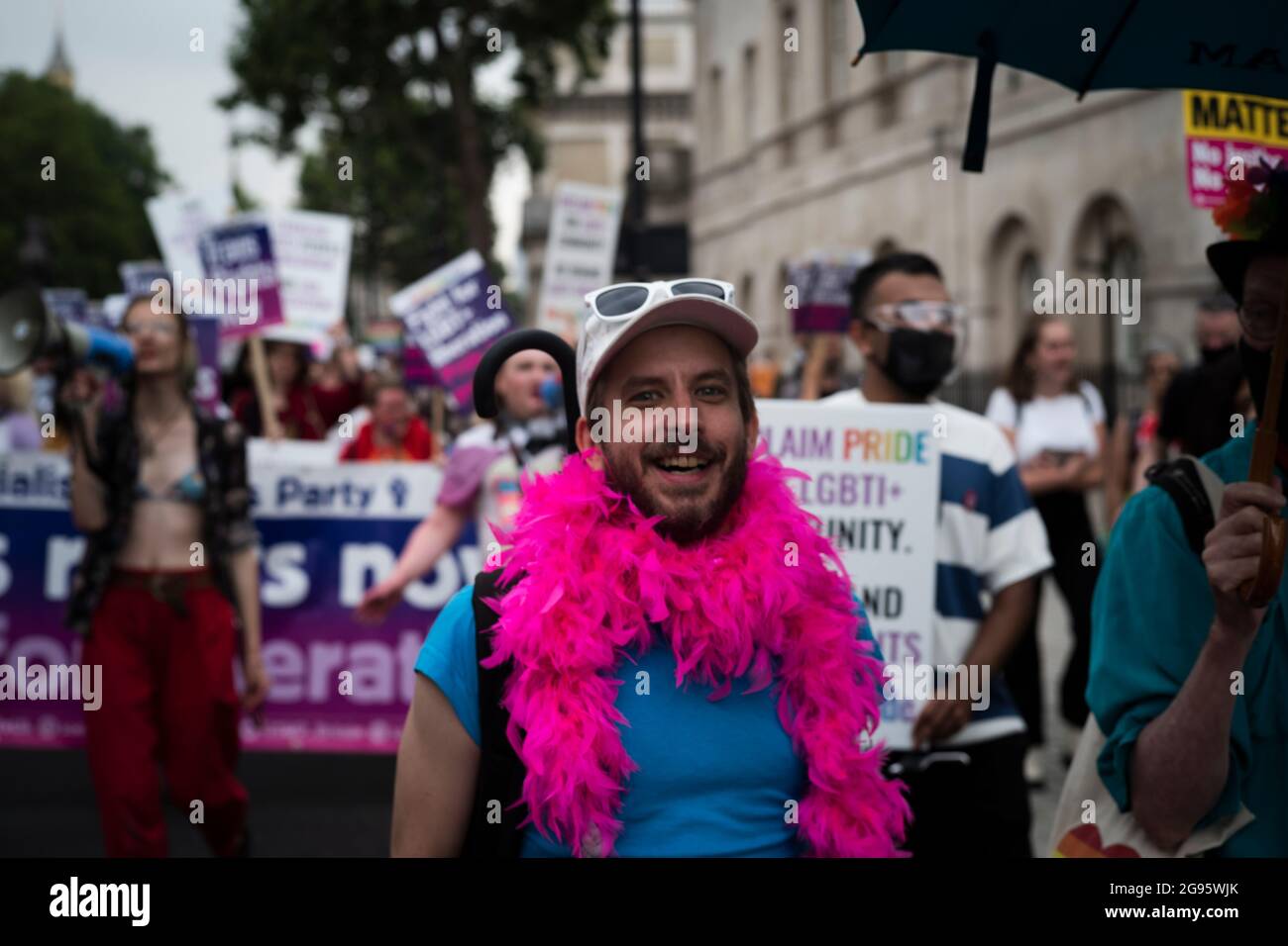 Londra, Inghilterra, 24 luglio 2021. I manifestanti si riuniscono sulla Piazza del Parlamento di Londra per sensibilizzare le persone LGBTQ sui problemi che oggi devono affrontare. Foto Stock