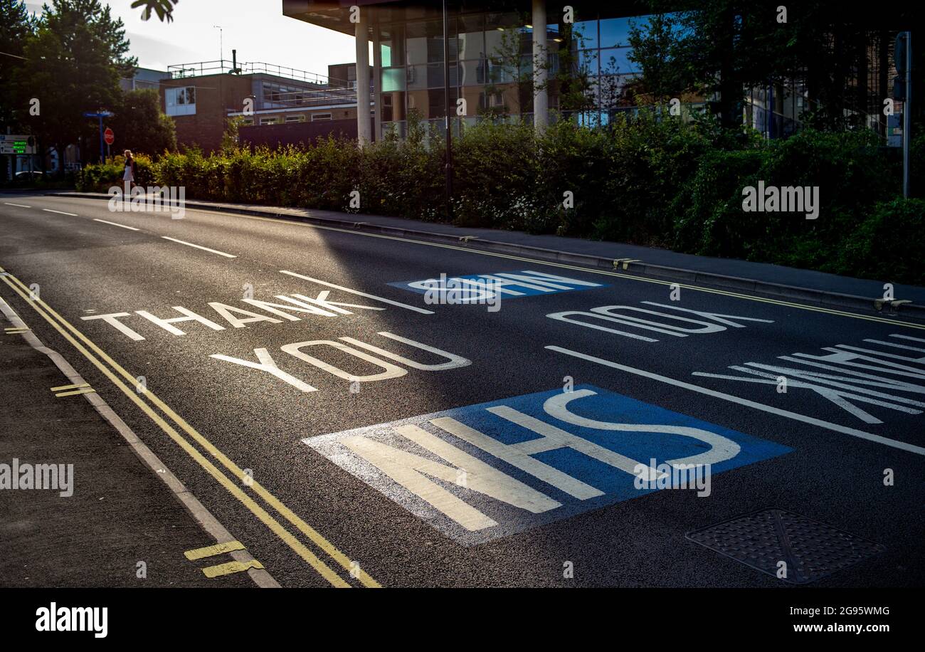 Grazie NHS segni su dipinto nella strada fuori del Southampton General Hospital Hampshire Inghilterra. Foto Stock