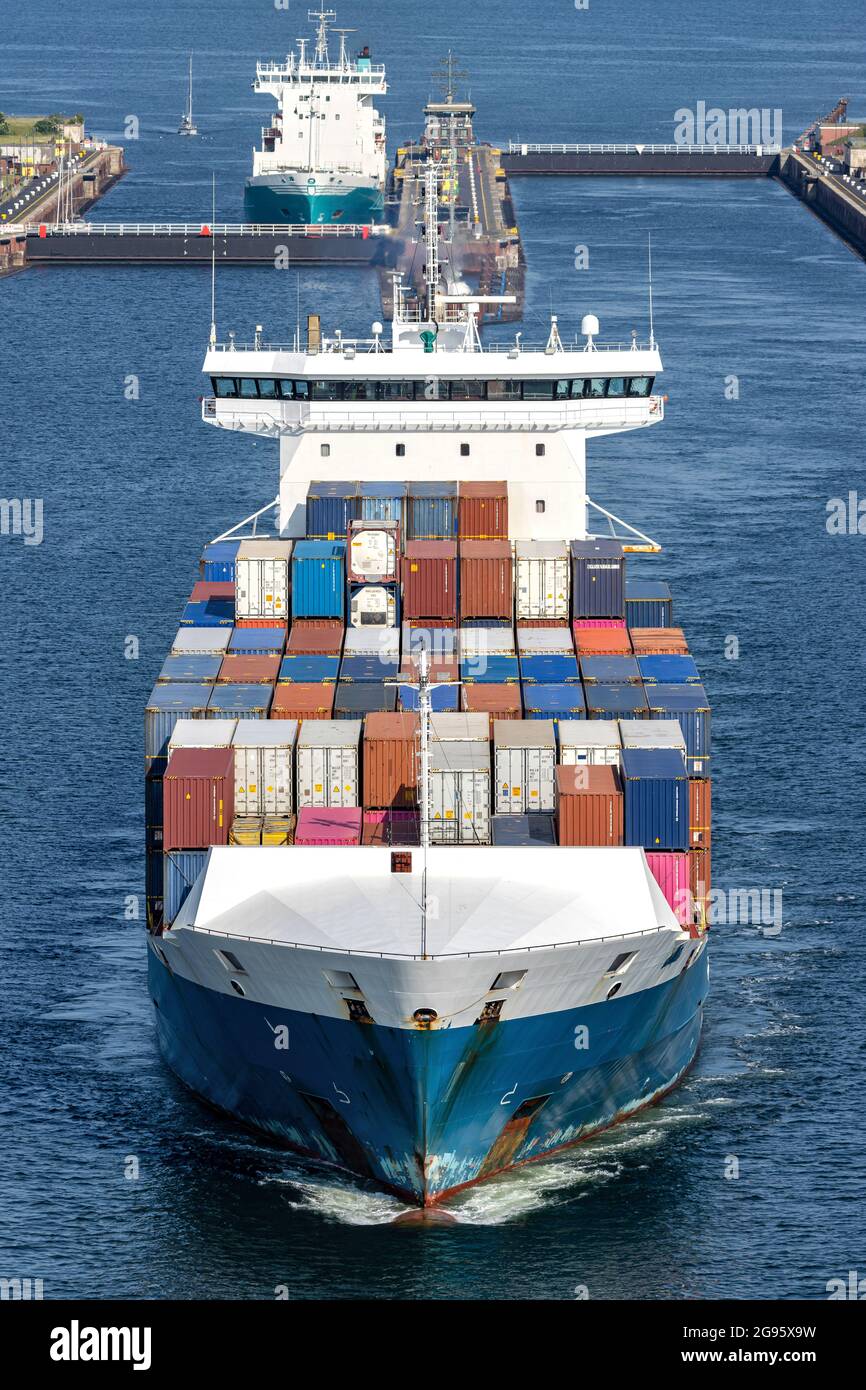 Nave con container nel canale di Kiel Foto Stock