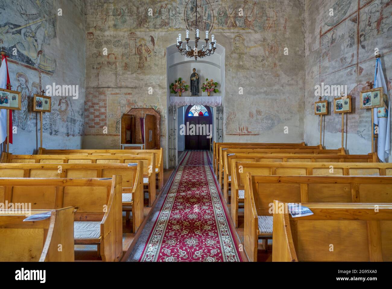 Strzelniki Gotico medievale piccola chiesa di villaggio bassa Slesia Polonia con affreschi 14 ° secolo Biblia pauperum Foto Stock