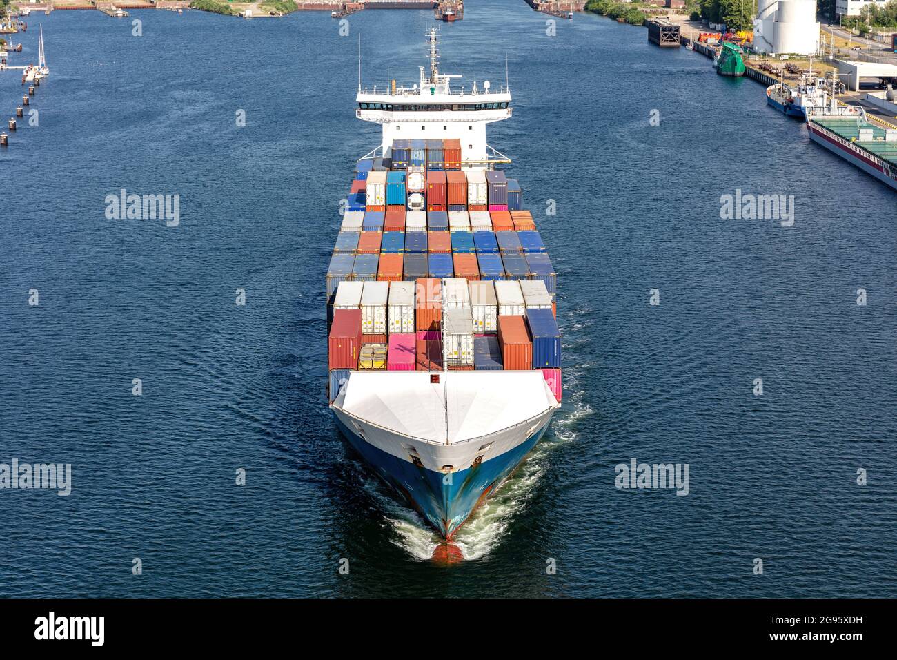 Nave con container nel canale di Kiel Foto Stock