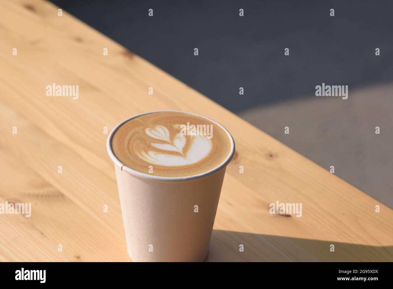 Latte in una tazza di cartone Foto Stock