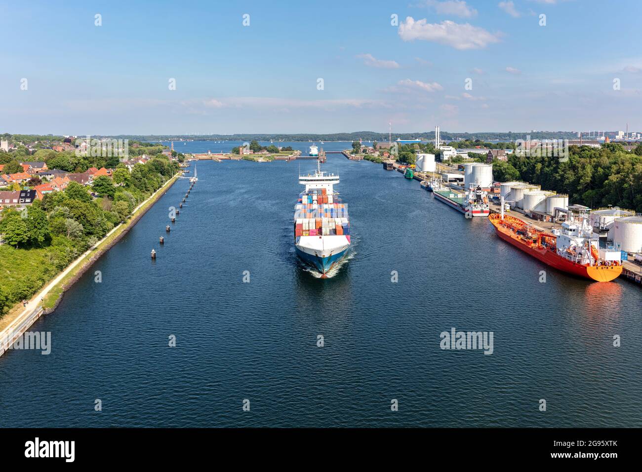 Navi nel canale Kiel con le chiuse Holtenau sullo sfondo Foto Stock