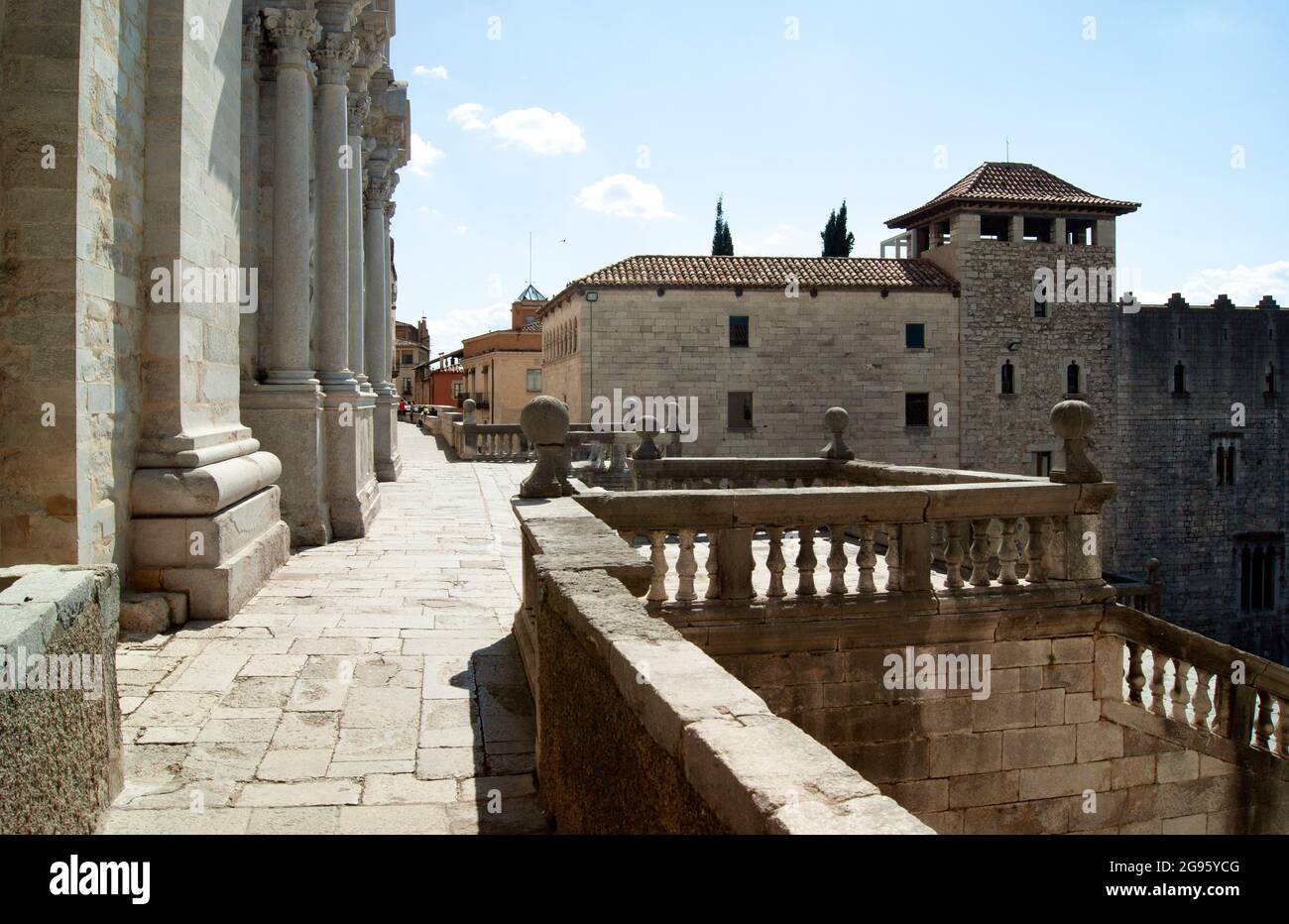 Spagna – Girona. La scalinata che conduce alla cattedrale medievale. La terrazza appena prima dell'ingresso. Foto Stock
