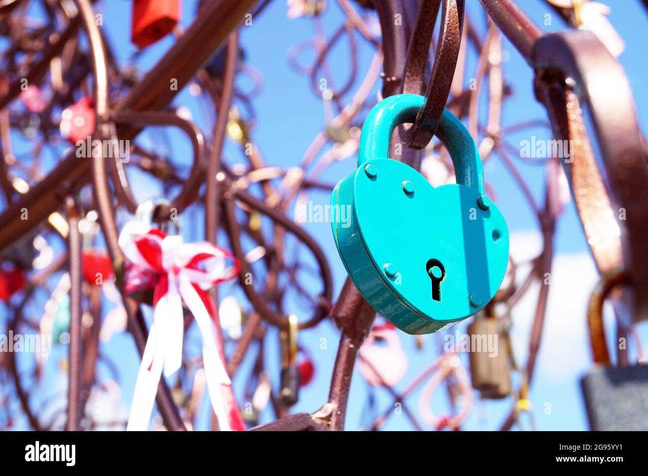 Il castello di ferro sull'albero della felicità in una giornata di sole Foto Stock