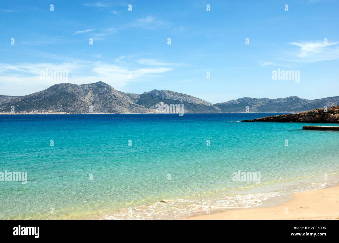 Grecia – Koufonissi. Spiaggia con acque ferme, guardando alla vicina isola di Keros. Foto Stock