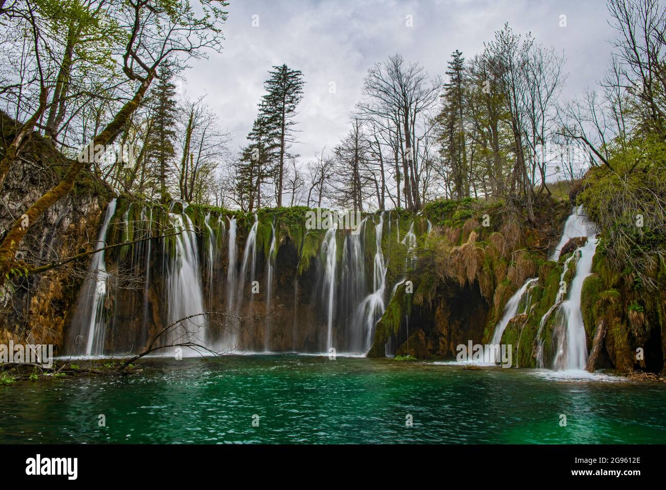 Splendida cascata nel parco nazionale dei laghi di Plitvice Foto Stock