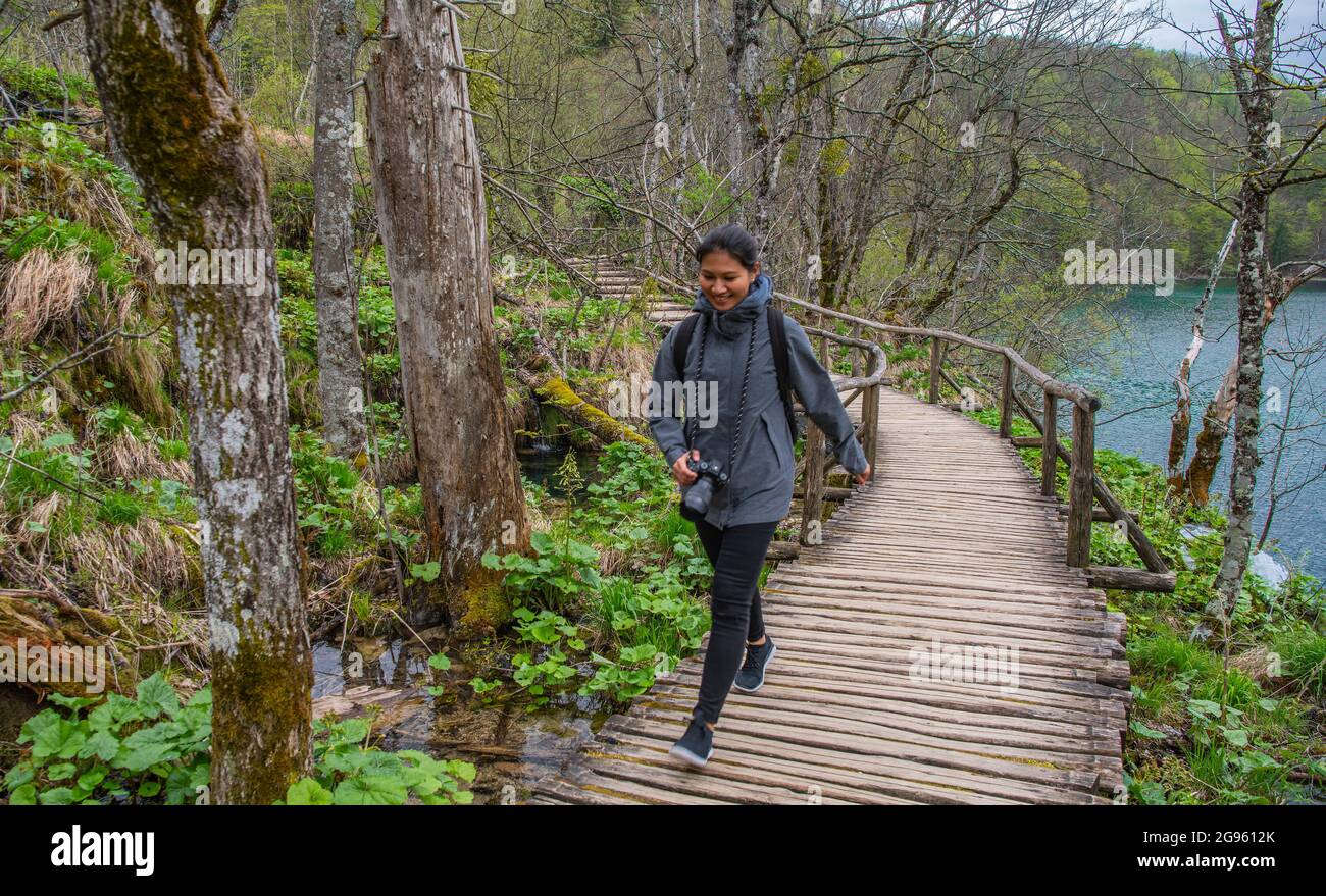 Donna che esplora il parco nazionale dei laghi di Plitvice Foto Stock