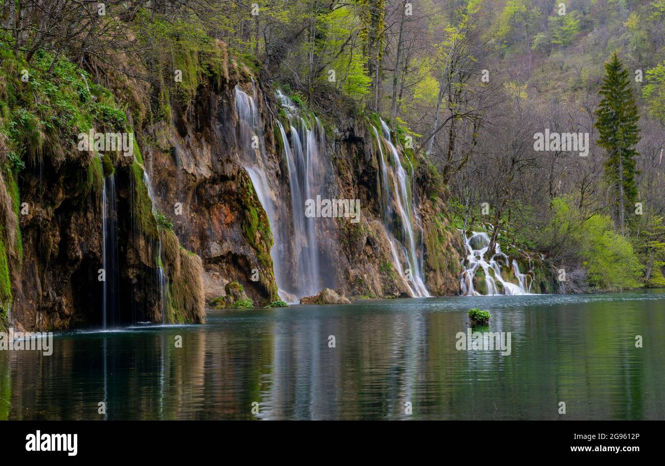 Splendida cascata nel parco nazionale dei laghi di Plitvice Foto Stock