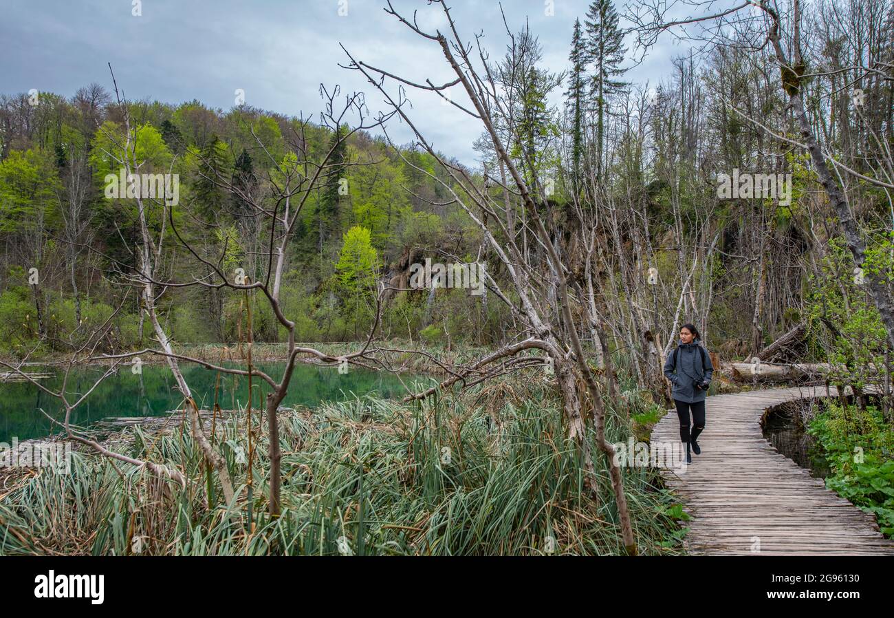 Donna che esplora il parco nazionale dei laghi di Plitvice Foto Stock