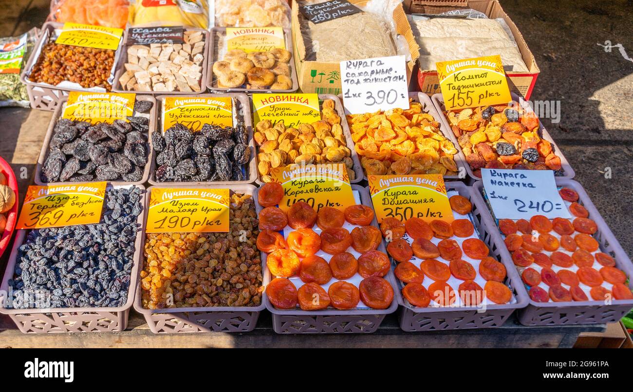 Mercato all'aperto che vende frutta secca al mercato di Sennoy, il più economico a San Pietroburgo, Russia Foto Stock