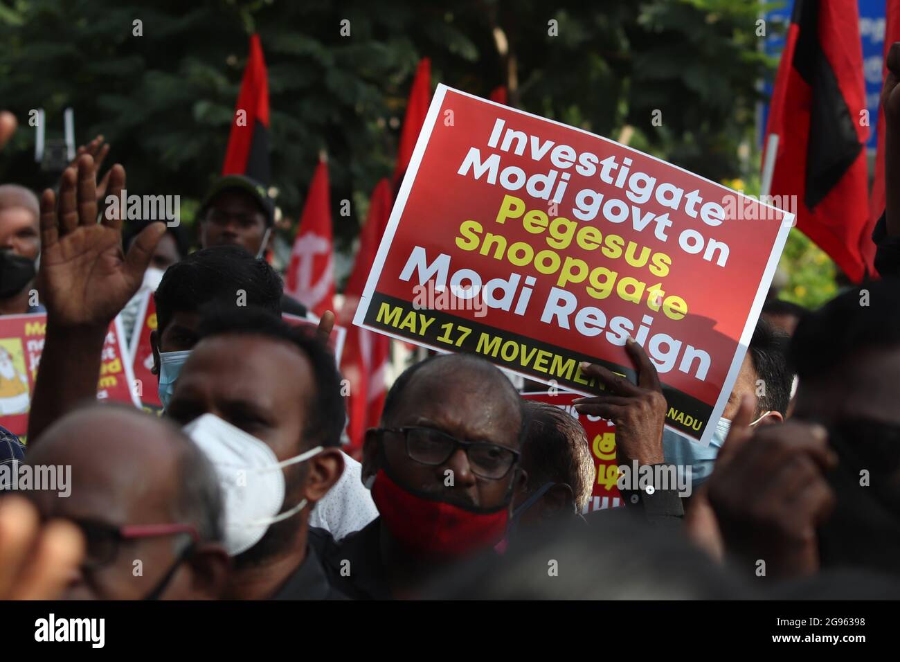 Chennai, Tamil Nadu, India. 24 luglio 2021. I membri di varie organizzazioni politiche hanno organizzato una protesta contro il governo indiano per la sorveglianza potenziale, colpendo migliaia di persone utilizzando presumibilmente lo spyware della compagnia israeliana Pegasus a Chennai. (Immagine di credito: © filo Sri Loganathan/ZUMA Press) Foto Stock