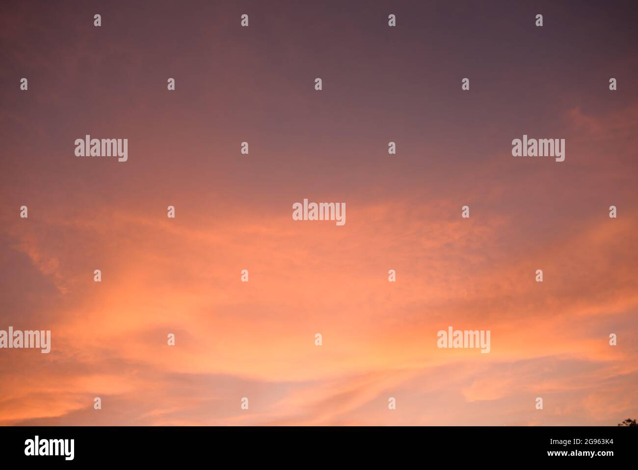 Bella arancione giallo porpora nuvole Sunset cielo sostituzione foto stock. California meridionale cieli favolosi, meravigliosi ed epici. Foto Stock