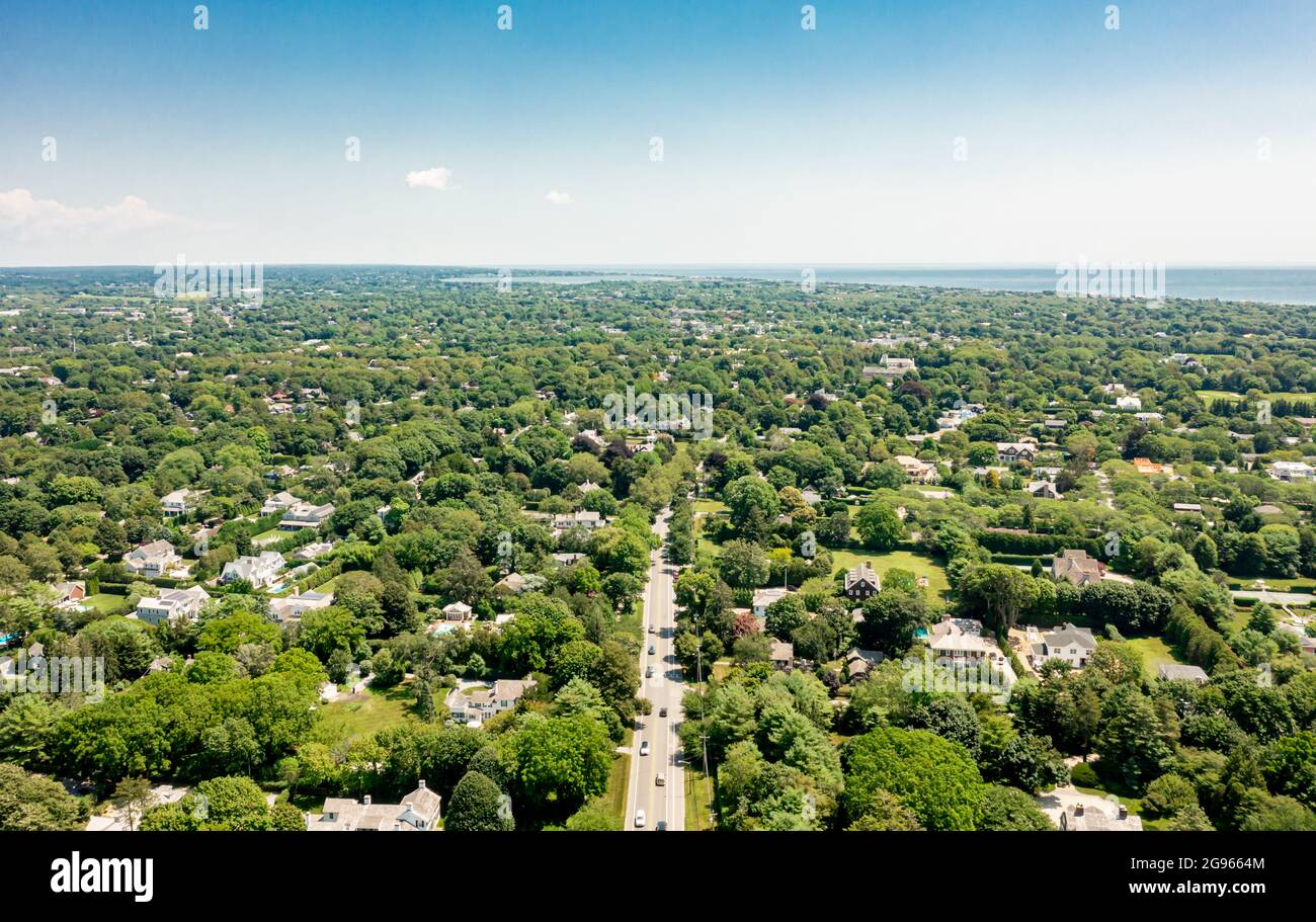 Vista aerea di Hill Street guardando a est a Southampton, NY Foto Stock