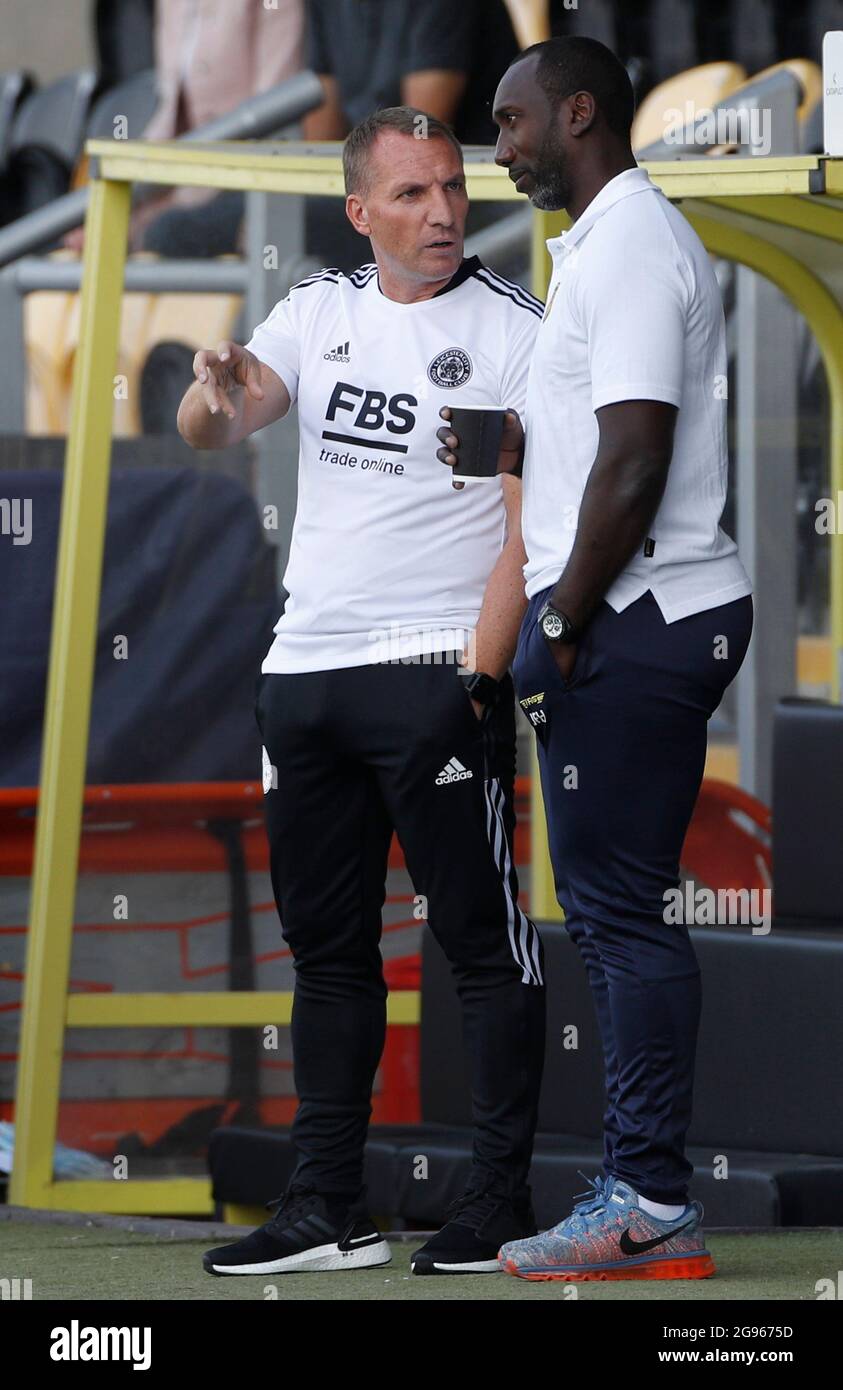 Burton Upon Trent, Inghilterra, 24 luglio 2021. Brendan Rogers manager di Leicester City e Jimmy Floyd Hasselbaink manager di Burton Albion parlano prima della partita pre-stagione amichevole al Pirelli Stadium, Burton upon Trent. L'immagine di credito dovrebbe essere: Darren Staples / Sportimage Foto Stock