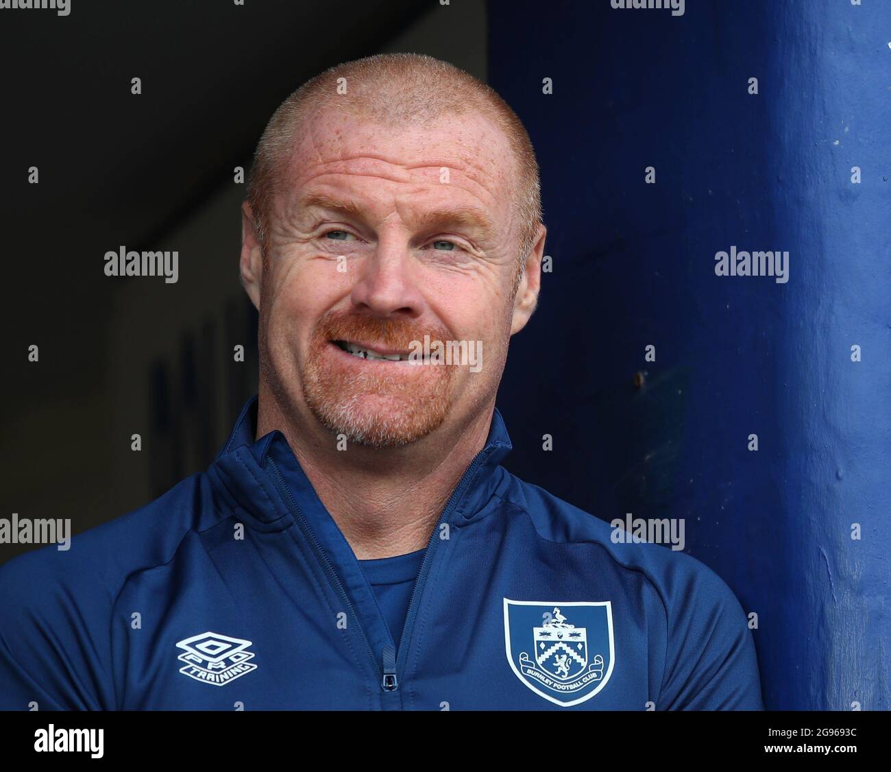 Oldham, Inghilterra, 24 luglio 2021. Sean Dyche manager di Burnley durante la partita pre-stagione amichevole al Boundary Park, Oldham. L'immagine di credito dovrebbe essere: Simon Bellis / Sportimage Foto Stock