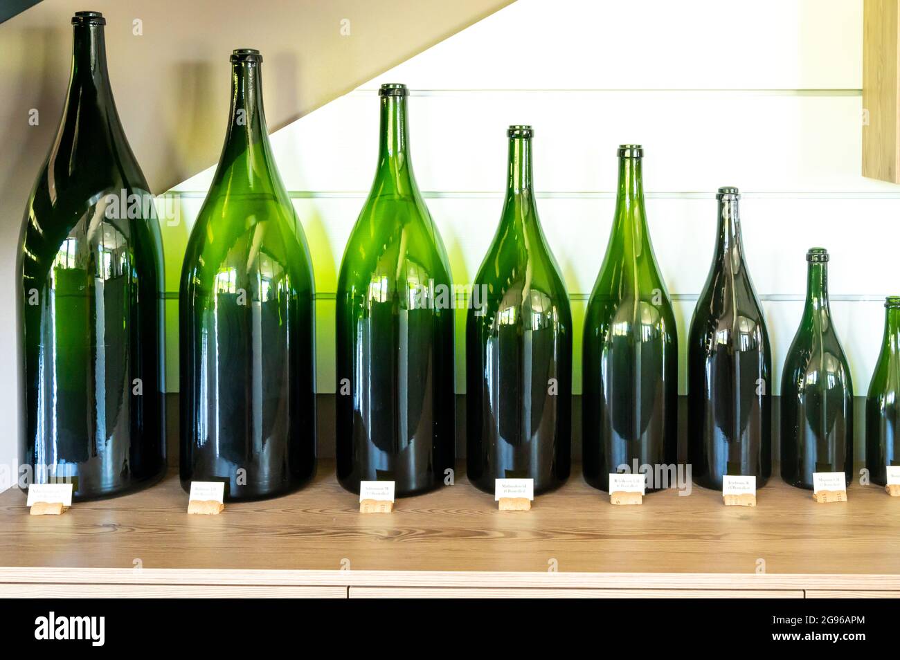 Diversi tipi di bottiglie di vino frizzante in vetro verde, dal più piccolo  al più grande museo Foto stock - Alamy