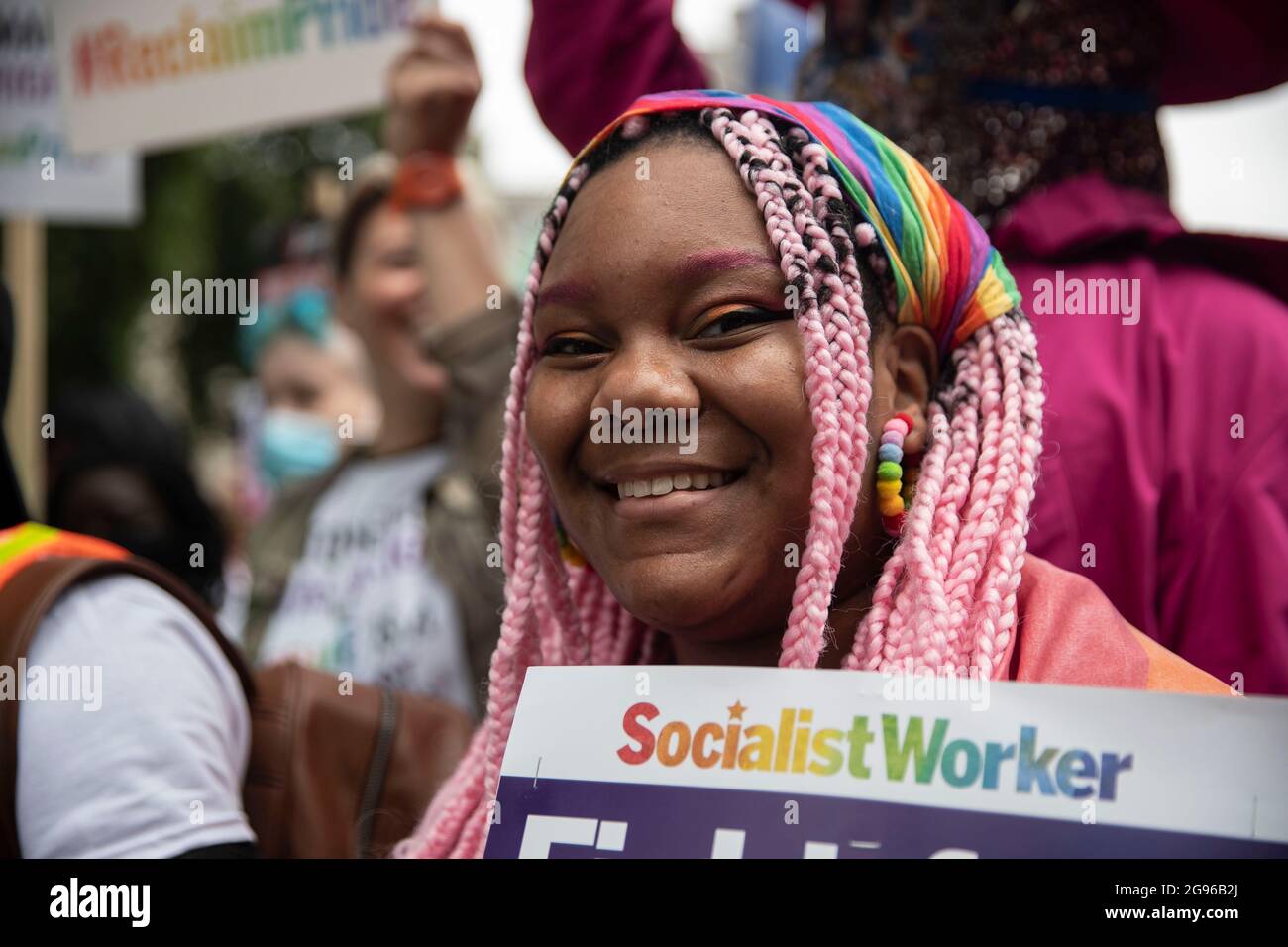 Londra, Regno Unito. 24 luglio 2021. Il sostenitore LGBTI tiene un cartello in Piazza del Parlamento durante la manifestazione.LGBT comunità-guidato protesta di marzo per i diritti LGBT, con cinque richieste chiave di liberazione LGBT, Ban LGBT terapia di conversione, riforma il Gender Recognition Act, rifugio sicuro per i rifugiati LGBT, depenalizzazione delle persone LGBT in tutto il mondo e solidarietà con Black Lives Matter. (Foto di May James/SOPA Images/Sipa USA) Credit: Sipa USA/Alamy Live News Foto Stock