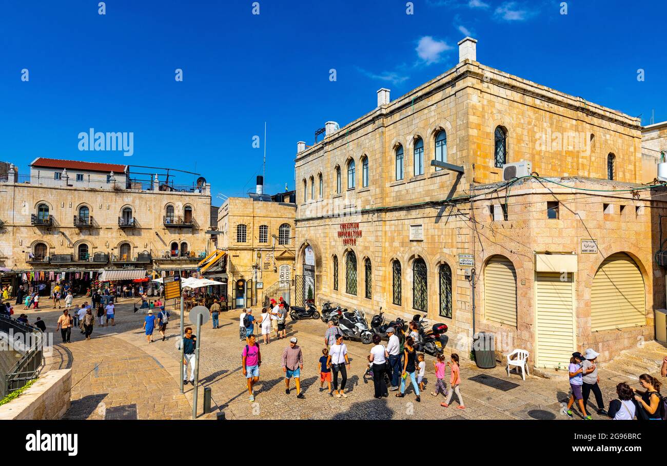 Gerusalemme, Israele - 12 ottobre 2017: Piazza Omar Ibn El-Khattab con Centro di informazione cristiana accanto alla Torre della cittadella di David e alla porta di Jaffa Foto Stock