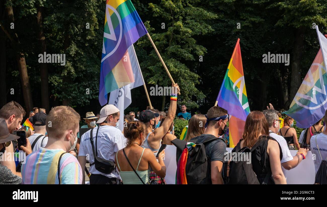 Berlino, Germania - 24 luglio 2021 - dentro la folla del Christopher Street Day Foto Stock