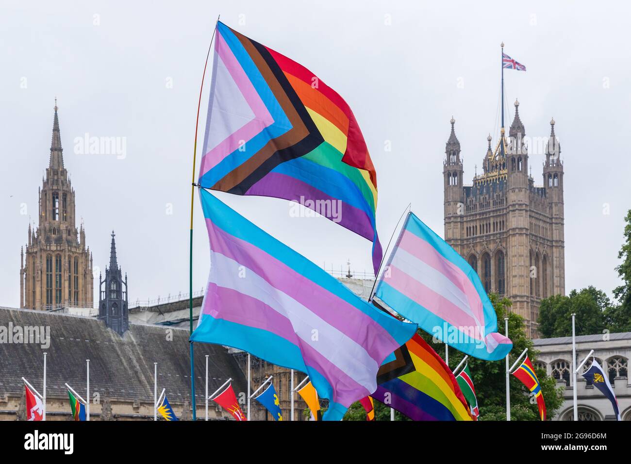 Progresso e trans orgoglio con il palazzo di Westminster sullo sfondo, durante la protesta di Pride, Londra Foto Stock