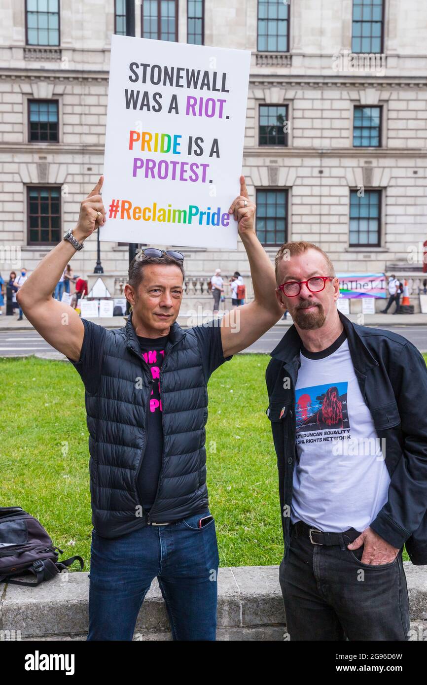 Matthew Hodson alla reclama di protesta dell'orgoglio, Londra, organizzata da Peter Tatchell Foto Stock