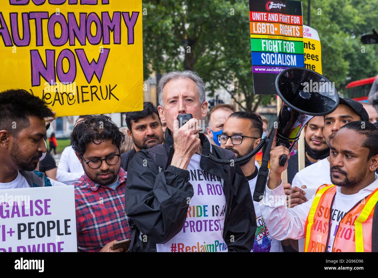 Peter Tatchell parla alla protesta di Pride, Londra Foto Stock
