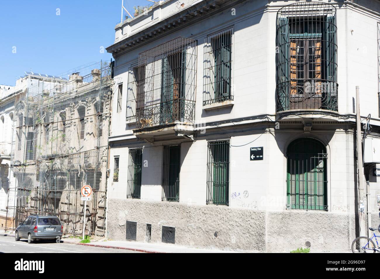 Dettaglio delle facciate delle case storiche di Ciudad Vieja, Montevideo. Foto Stock