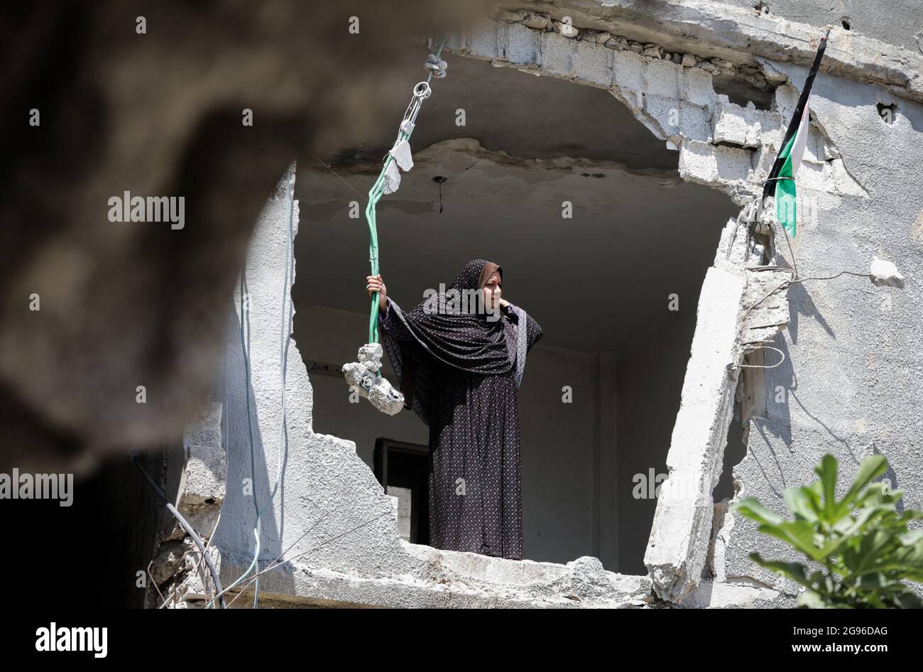 Gaza, Palestina. 24 luglio 2021. Una donna palestinese ispeziona la sua casa distrutta a Beit Hanoun, a nord della striscia di Gaza, mentre attende di ricevere fondi per ricostruire la sua casa che è stata distrutta durante l'ultimo round di lotta sulla striscia. (Foto di Nidal Alwaheidi/SOPA Images/Sipa USA) Credit: Sipa USA/Alamy Live News Foto Stock