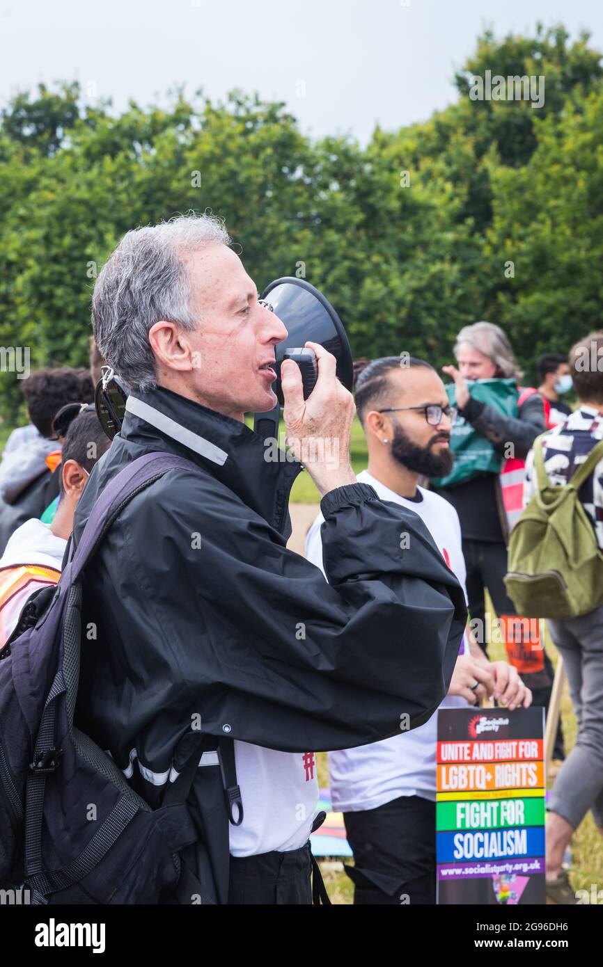 Peter Tatchell parla alla protesta di Pride, Londra Foto Stock