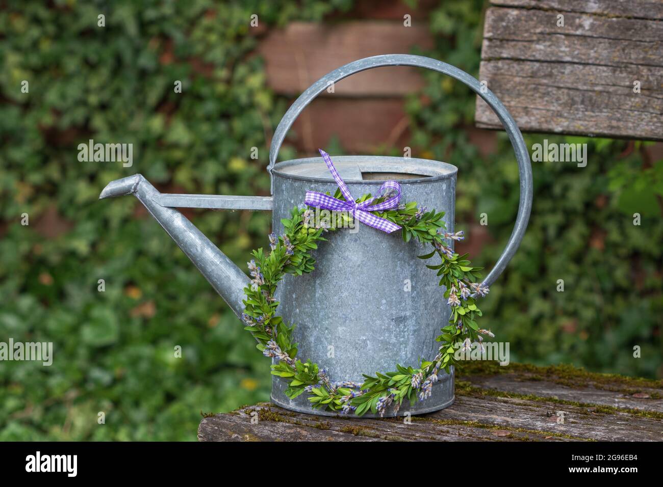 decorazione con corona di fiori di lavanda e scatola albero e annaffiatura lattina Foto Stock