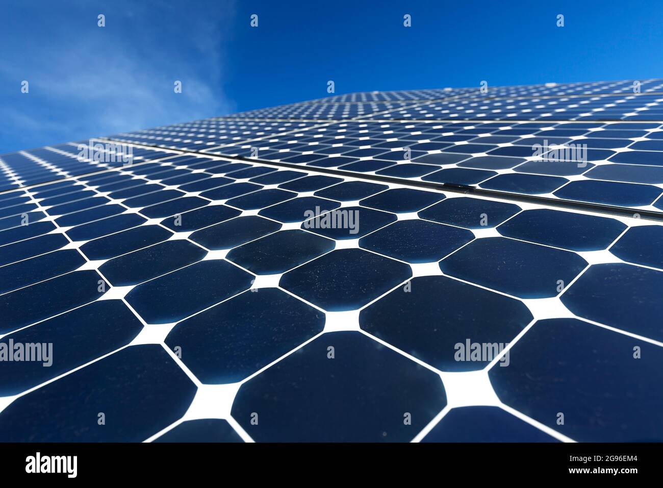 Fotovoltaico monocristallino pannelli a celle solari producono elettricità, close-up Foto Stock