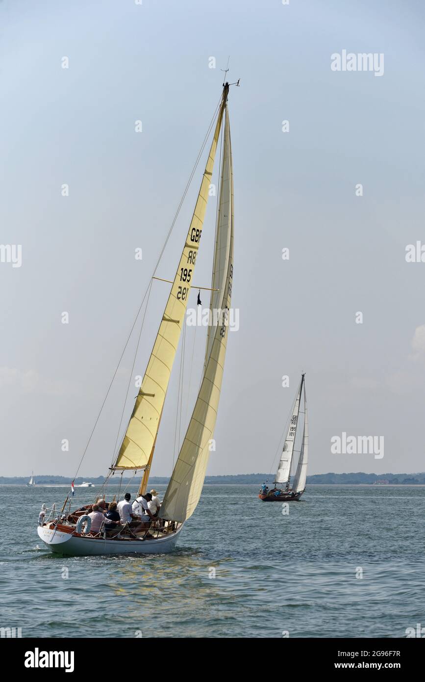 Una giornata estiva balsosa in barca a vela durante la Cowes Classic Week nel Solent con la barca a vela in legno d'epoca Clarionet Foto Stock