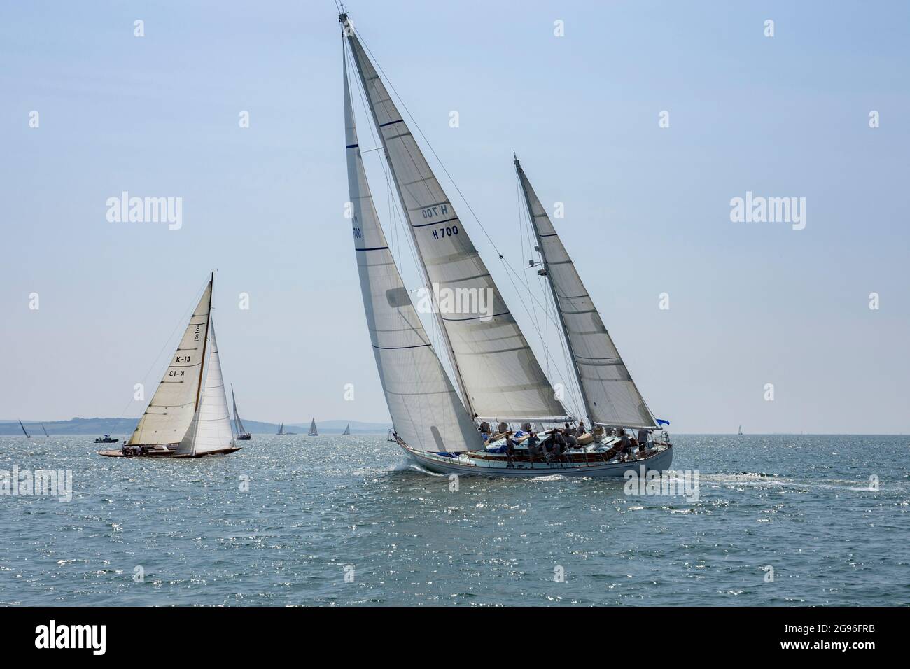 Collisione evitata come il più piccolo yacht Njord di Cowes riesce solo a passare di fronte al molto più grande Stormvogel ketch Foto Stock