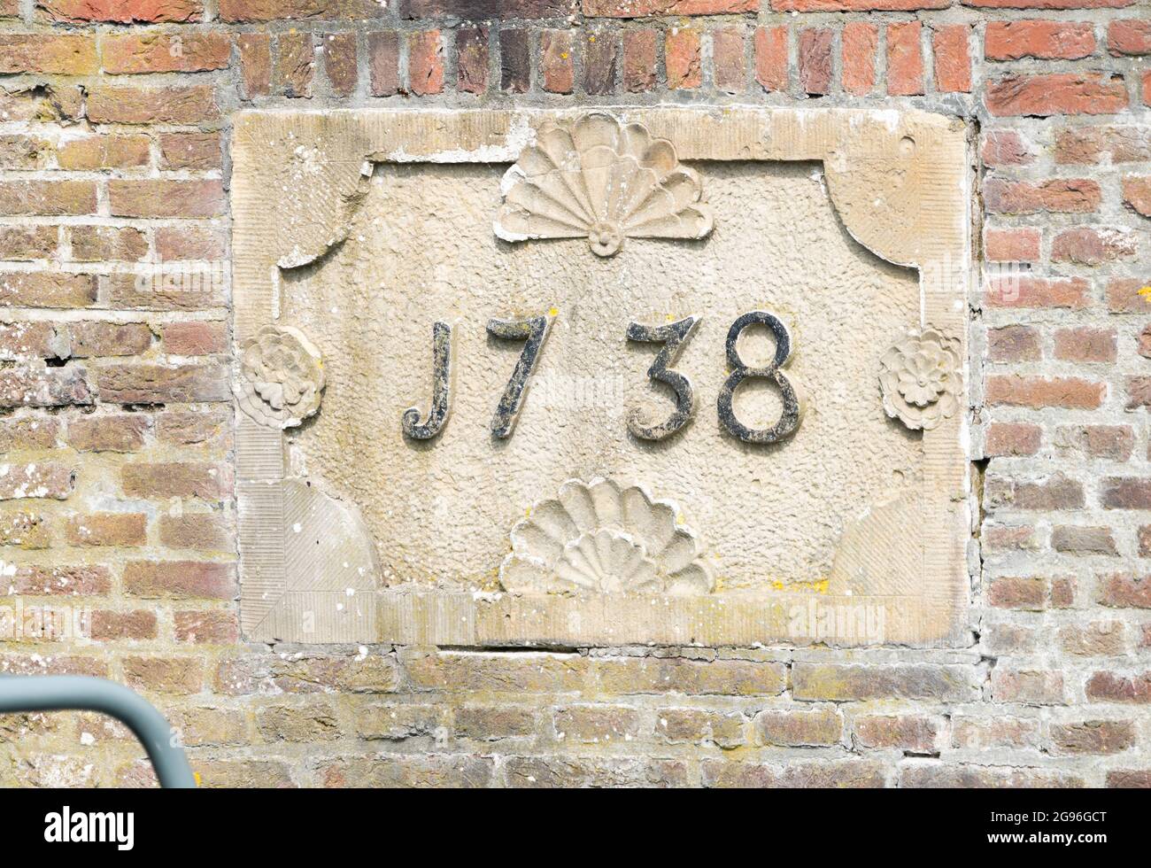 Pietra nel muro di mattoni della serratura del Sud che indica l'anno di costruzione di questa parte della serratura 1738. Foto Stock