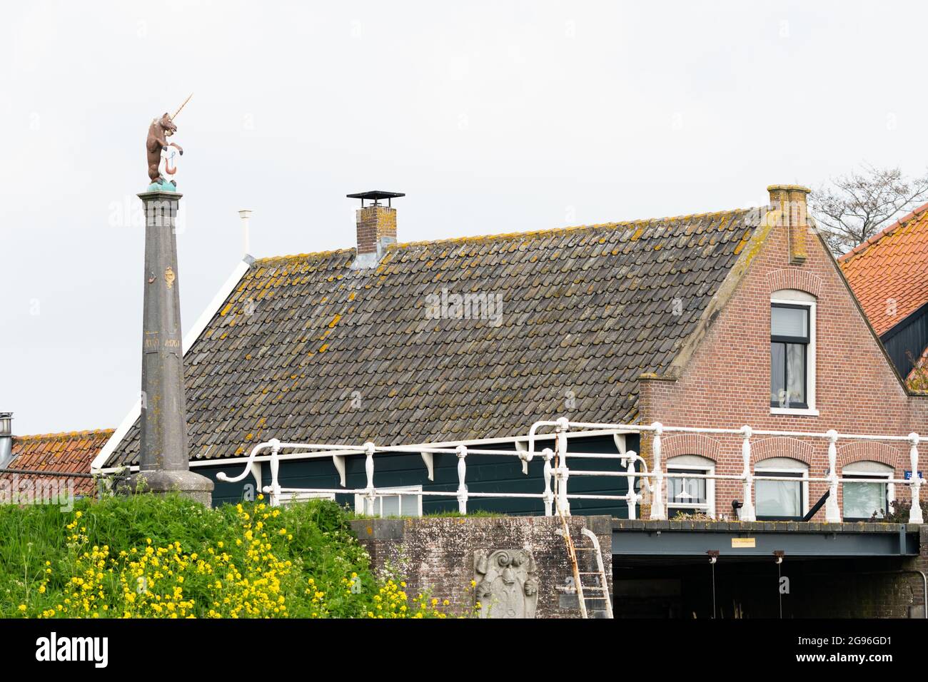 Banpost (marcatore di confine) tra il Noorder- e Zuidersluis (blocco settentrionale e meridionale) e detentori di serratura casa Schardam. Monumento nazionale. Foto Stock