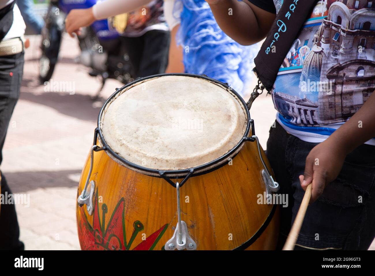 Dettaglio di un percussionista che suona un tamburo Candombe Foto stock