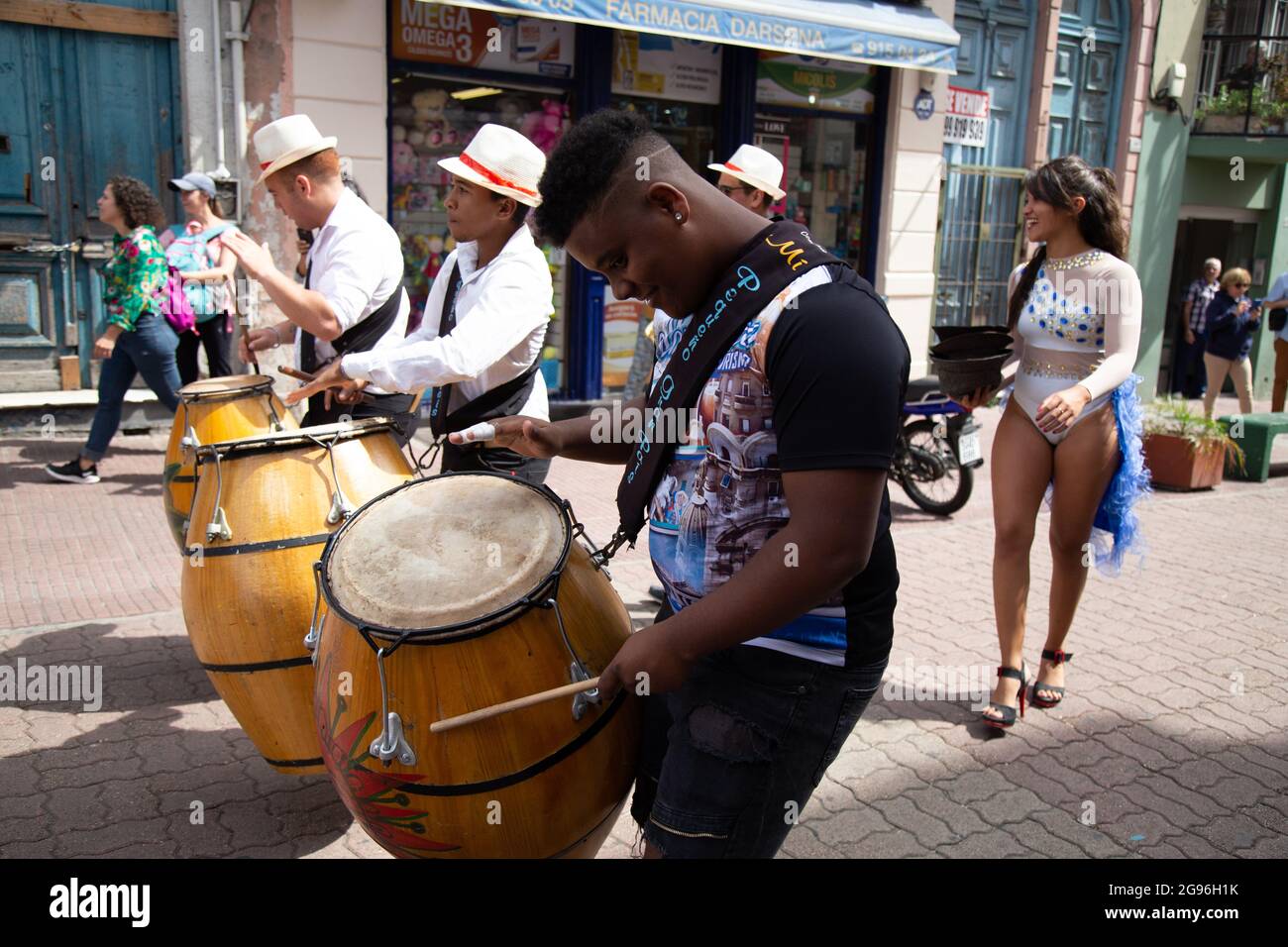 Percussionisti che suonano i tamburi di Candombe. Montevideo, Uruguay Foto Stock