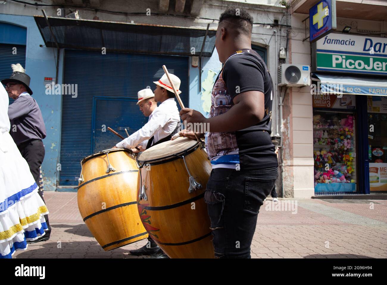 Percussionisti che suonano i tamburi di Candombe. Montevideo, Uruguay Foto Stock