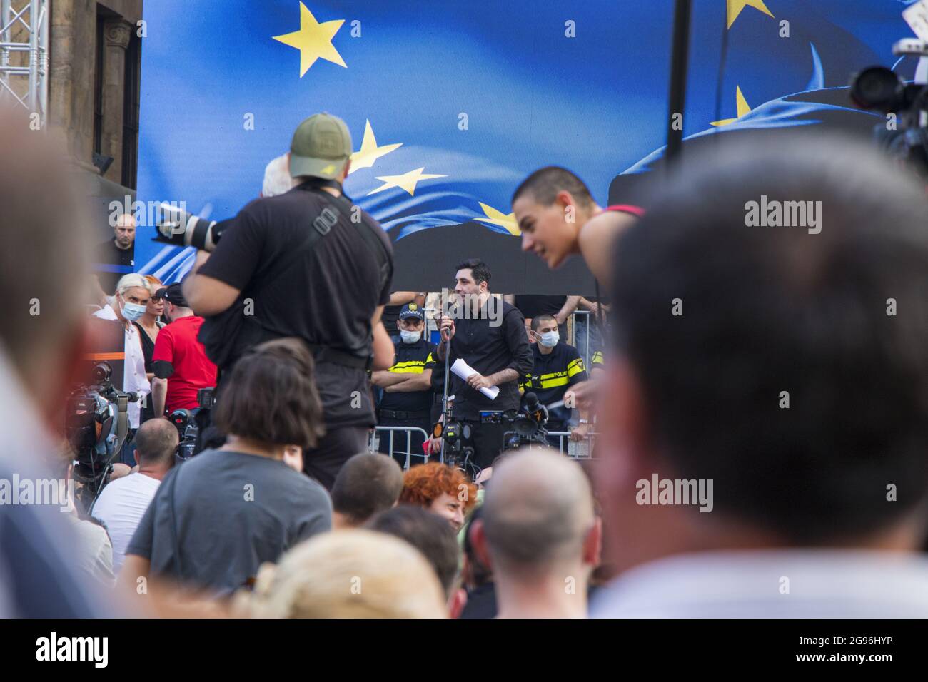 TBILISI, GEORGIA - 14 luglio 2021: Una manifestazione in omaggio ad un giornalista picchiato durante l'evento Tbilisi Pride Foto Stock