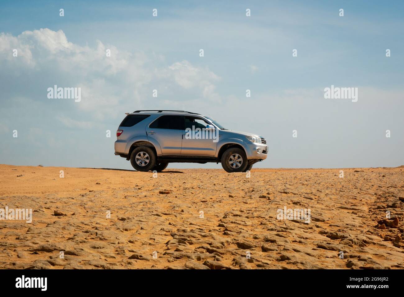 Uribia, la Guajira, Colombia - Maggio 28 2021: Auto 4x4 parcheggiata nel deserto con sfondo di nuvole bianche e cielo blu Foto Stock