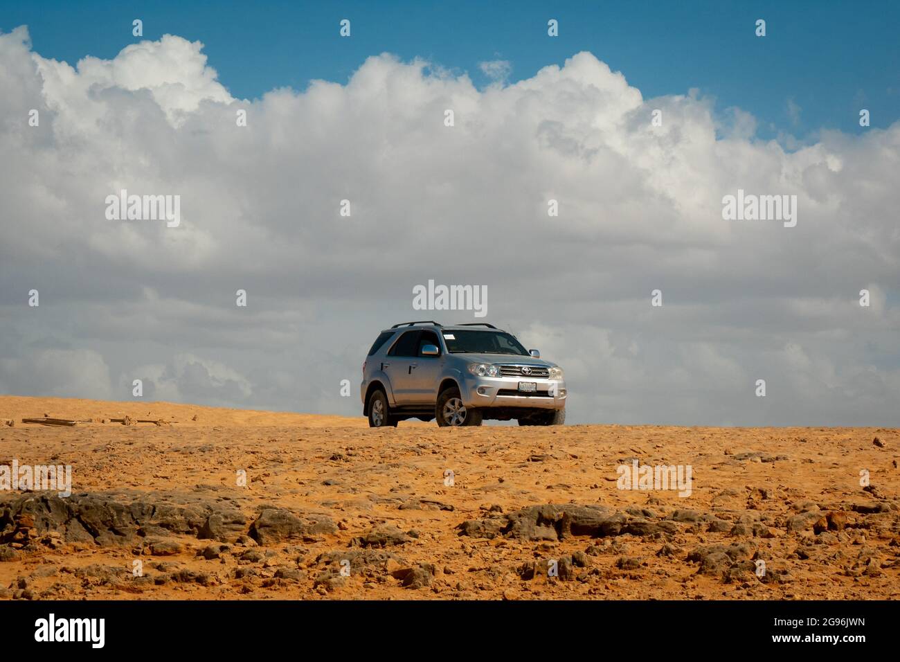 Uribia, la Guajira, Colombia - Maggio 28 2021: Auto 4x4 parcheggiata nel deserto con sfondo di nuvole bianche e cielo blu Foto Stock