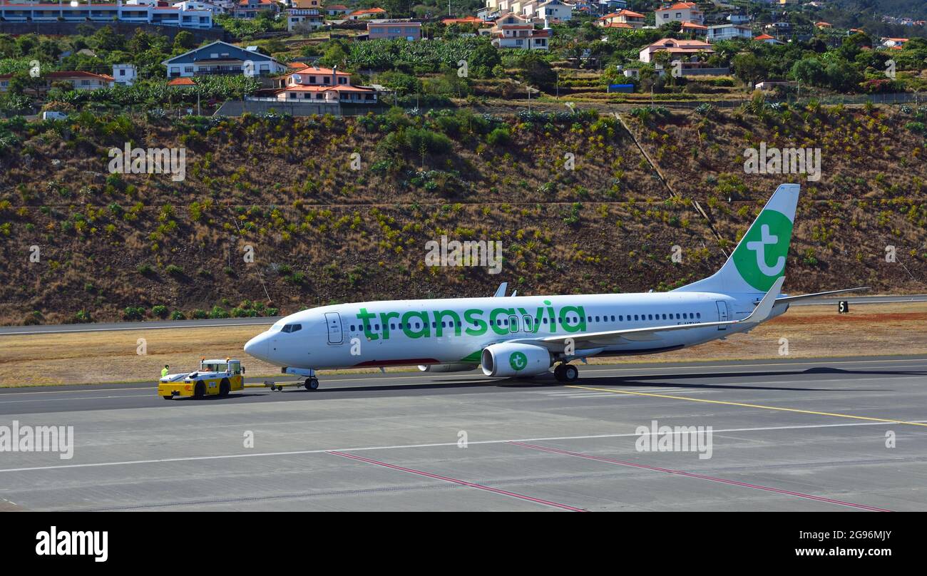 Transavia Boeing 737-800 PH-HSA sul asfalto all'aeroporto di Madeira che viene spinto in posizione Foto Stock