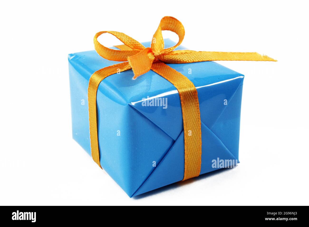 Scatola regalo blu legata con un nastro arancione con un arco, isolato su  uno sfondo bianco Foto stock - Alamy
