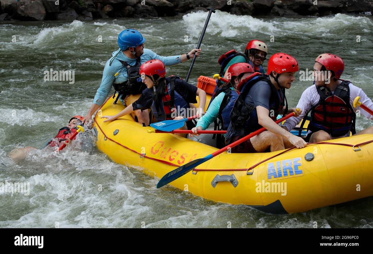 La guida del fiume prende una donna che è caduto a bordo sul fiume Ocoee nella foresta nazionale Cherokee Ducktown, TN Foto Stock