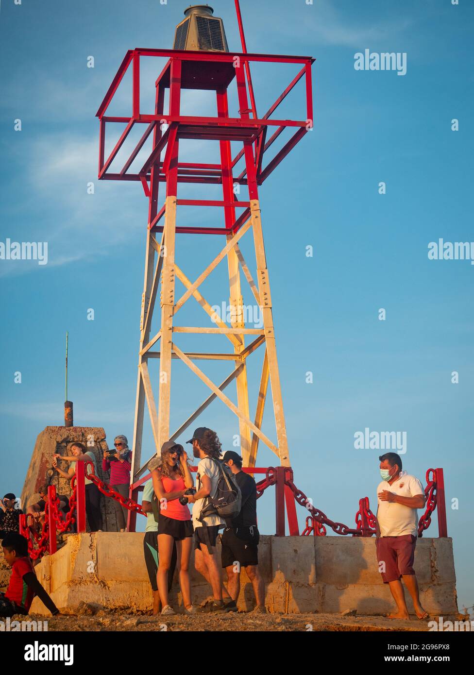 Uribia, la Guajira, Colombia - Maggio 28 2021: Un lotto di turisti che visitano la Torre di metallo e aspettano il tramonto a Punta Gallinas Foto Stock