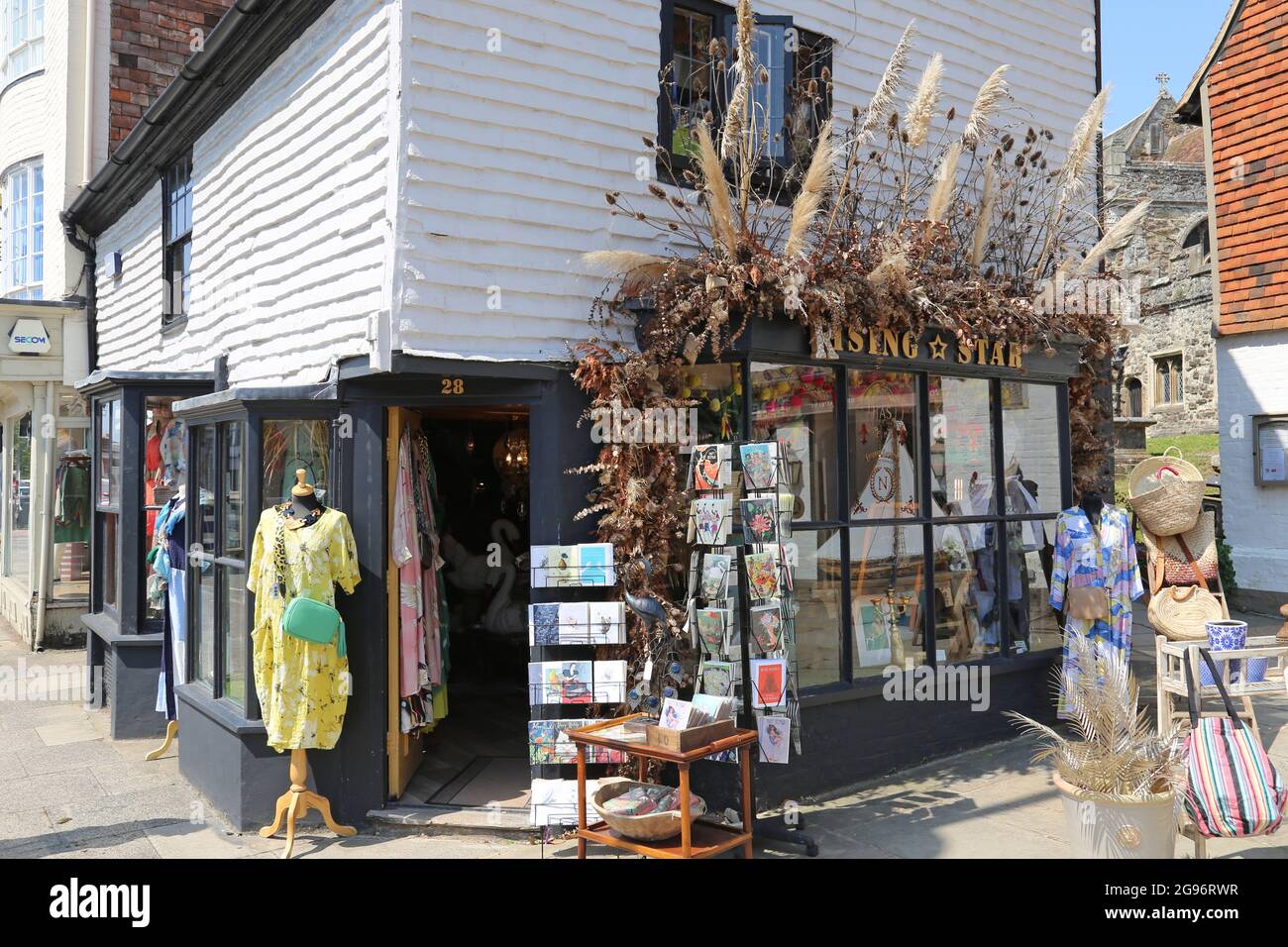 Abbigliamento e regali Rising Star, High Street, Tenterden, Kent, Inghilterra, Gran Bretagna, Regno Unito, Europa Foto Stock