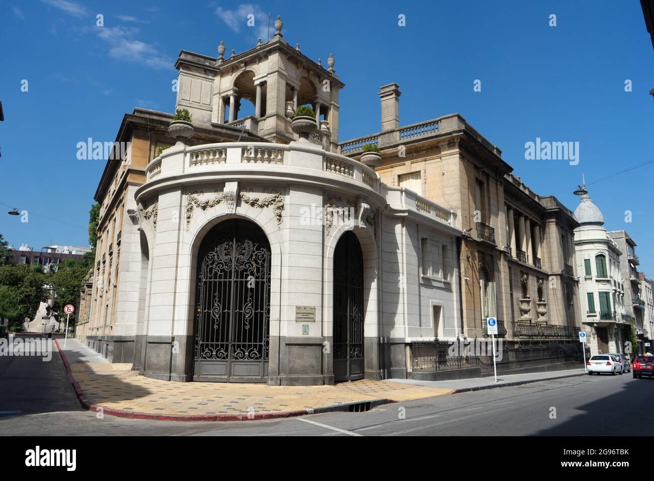 Vista sulla strada con edifici e edifici storici tipici nel quartiere di Ciudad Vieja, Montevideo, Uruguay Foto Stock